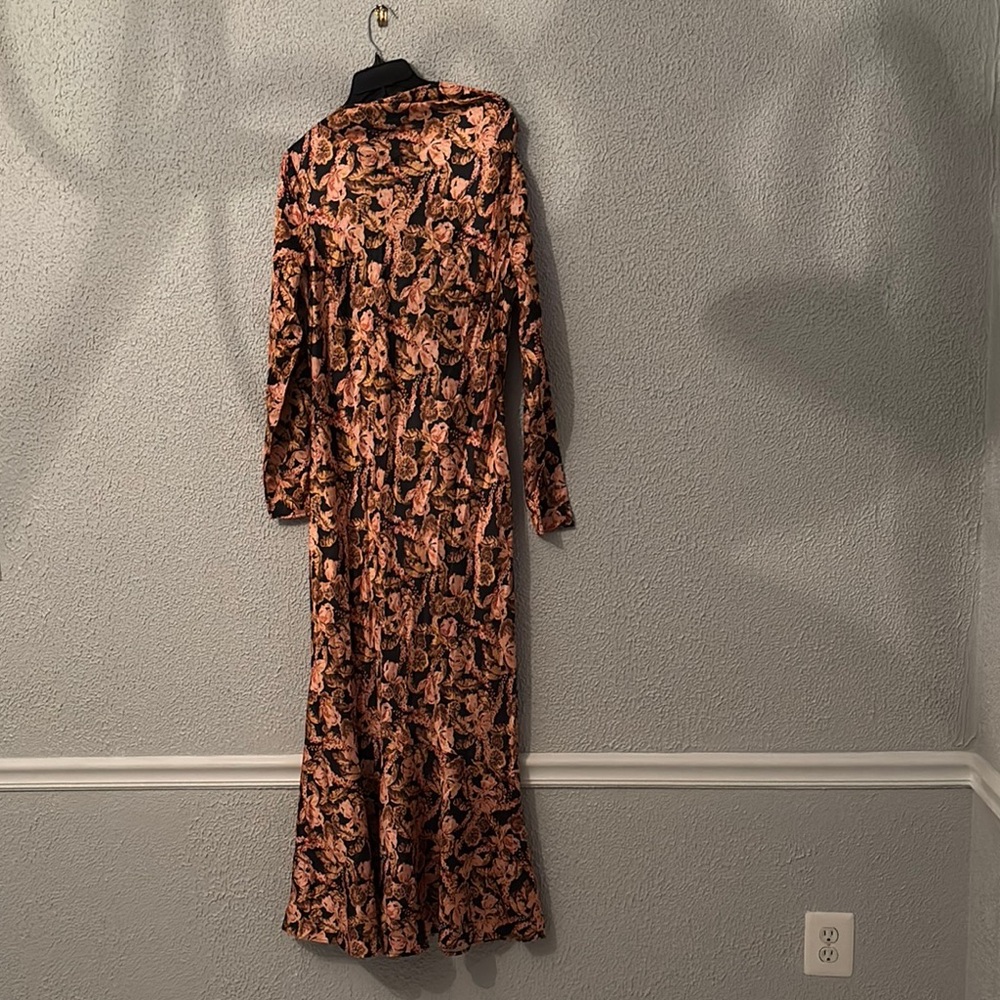 SIGNIFICANT OTHER AIIFOS Evie Pleated Cut-Out Midi Dress, Floral Long Sleeve - Picture 4 of 14